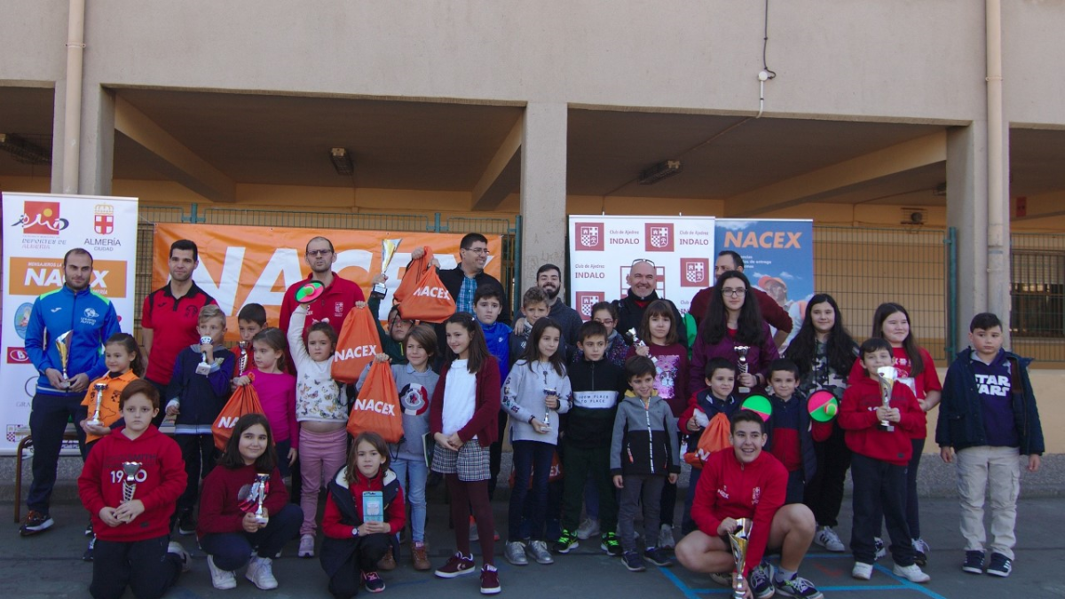 Los campeones posan tras disfrutar del gran torneo.