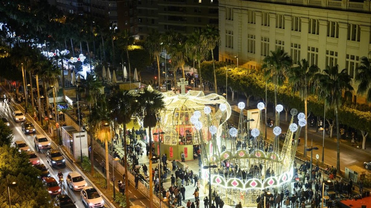 Miles de personas acudieron al encendido navideño.