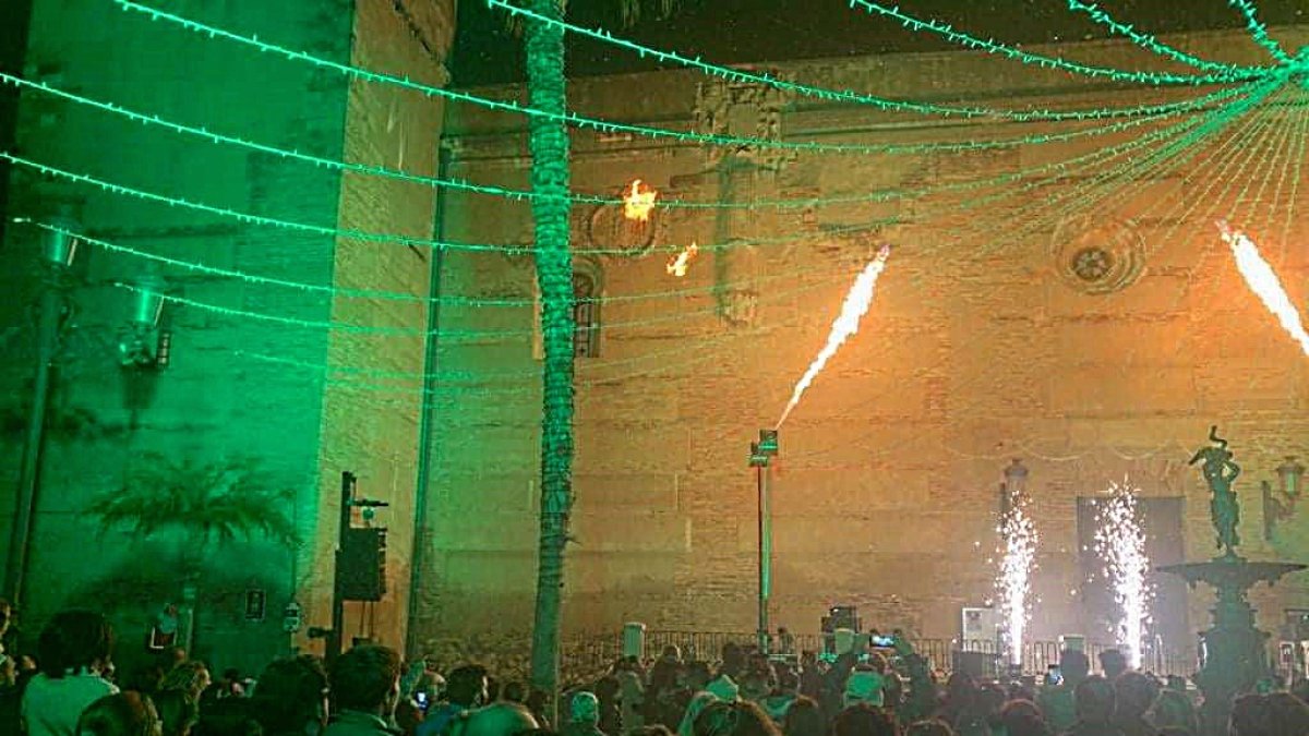 La Plaza Mayor acogió un gran espectáculo piromusical.