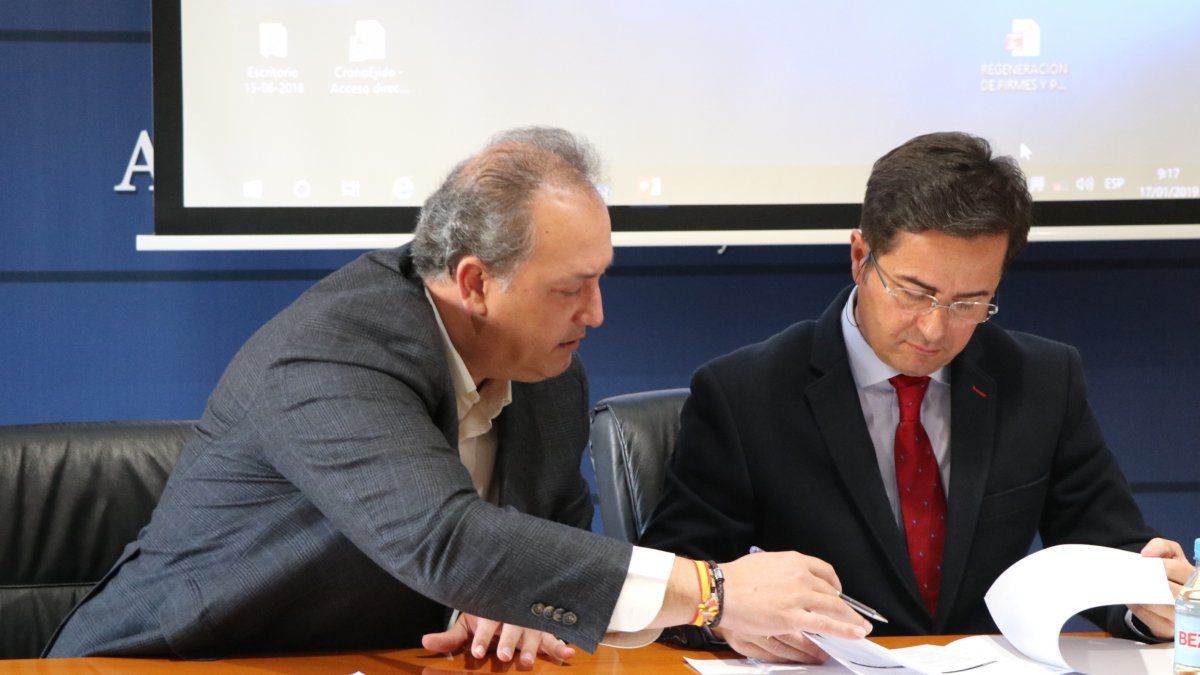 El alcalde y el portavoz en la sala de juntas del Ayuntamiento de El Ejido.