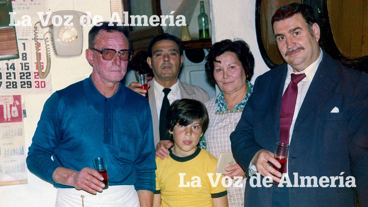Leonardo Martín, brindando el día que le tocó el primer premio de la lotería nacional.