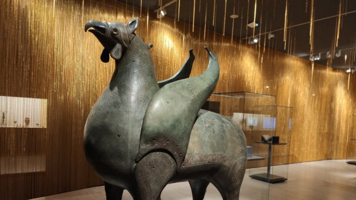 La escultura mide más de un metro y representa una figura alada, mitad aguila y león.