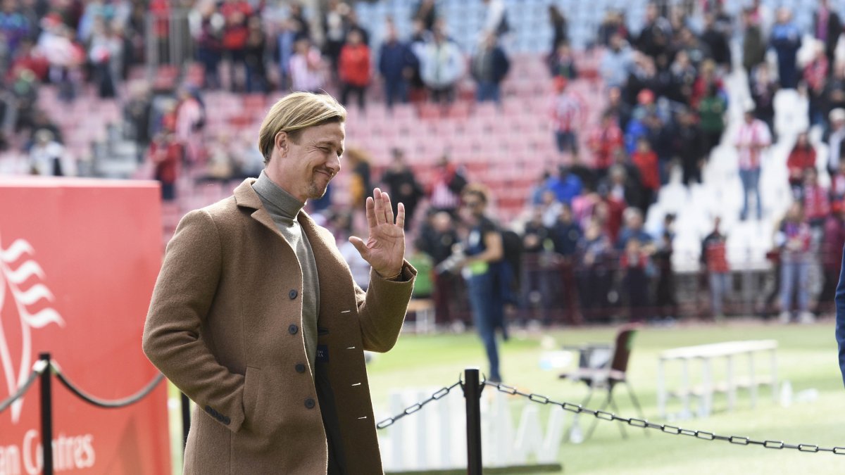 El entrenador del equipo rojiblanco saluda a la afición de Tribuna en el Mediterráneo.