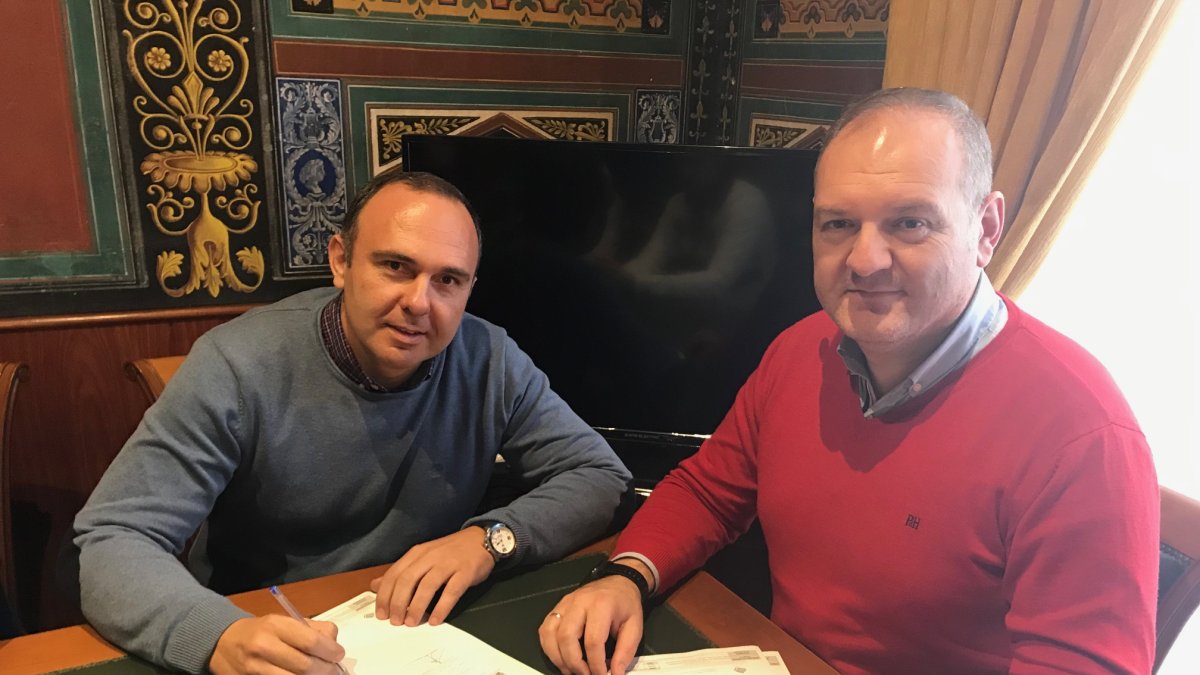 El alcalde, Antonio Fernández Liria, y el líder del conjunto, Pedro Franciso Pérez.