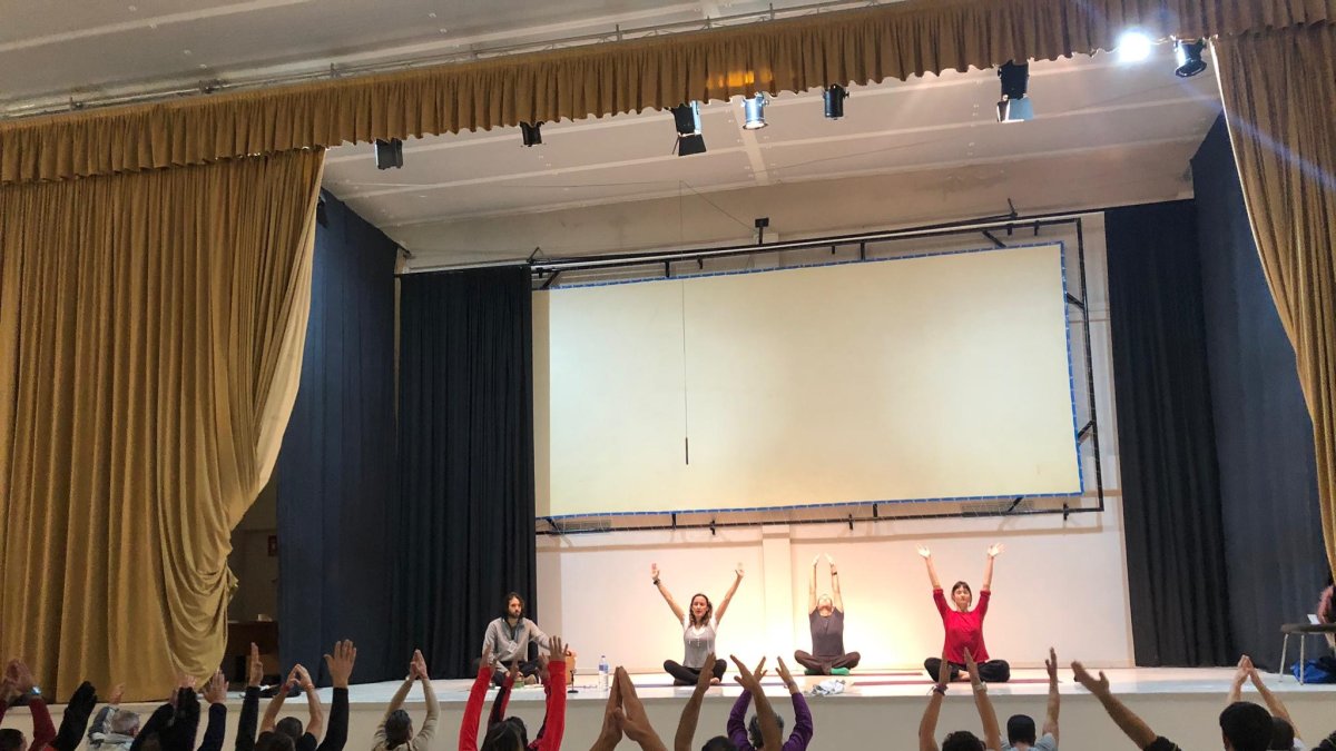 Los internos de la prisión en la clase de yoga impartida por Olalla Martínez.