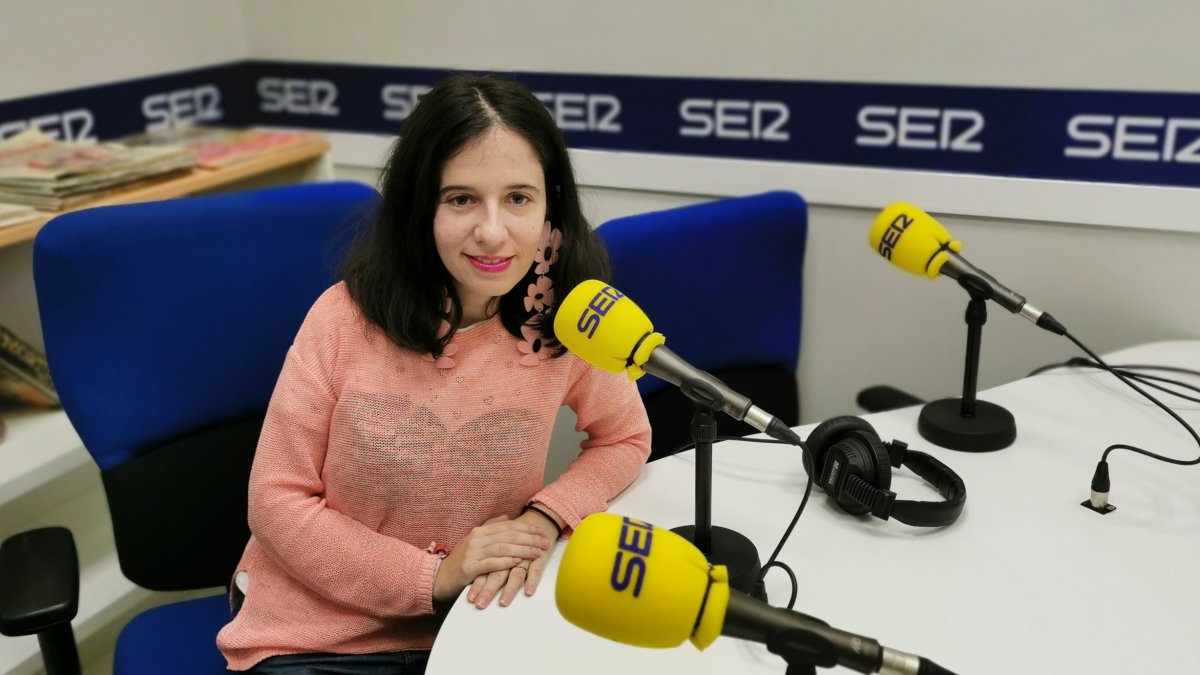 La docente Aurora Soto durante una entrevista reciente en los estudios de SER Levante en Vera.