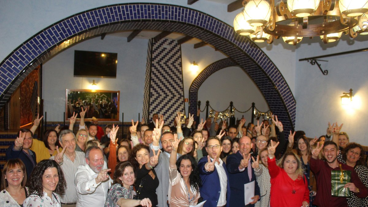 El gerente del Hospital Vithas Virgen del Mar, junto a los profesionales médicos, enfermería, administración e invitados a la celebración.