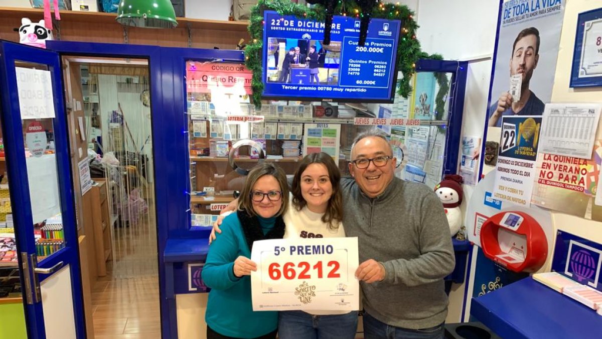 Juan Antonio López Martos y familia celebrando el premio en la administración de La Loma.