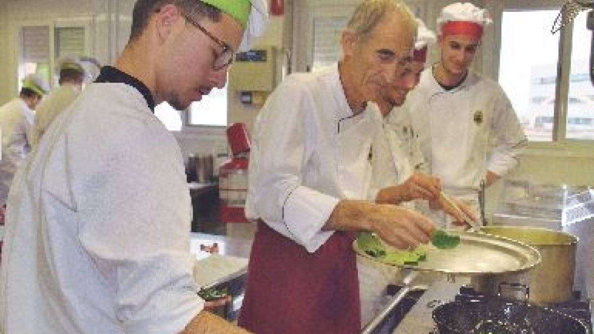 En la cocina José Torrente y sus alumnos elaborando los platos para este menú.