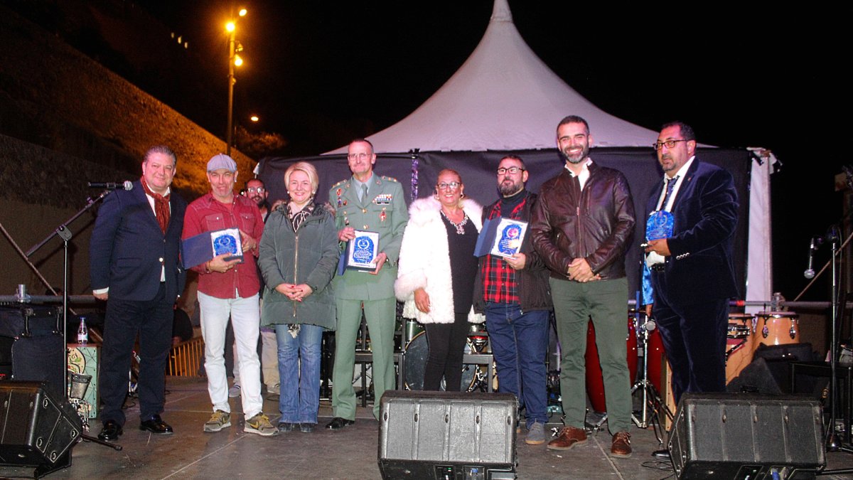 Los galardonados junto a las autoridades asistentes y los organizadores.
