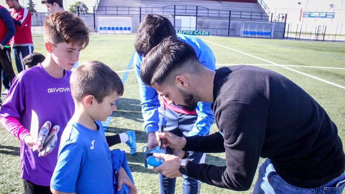 Chema Núñez firmando autógrafos en La Puebla del Río (Sevilla).