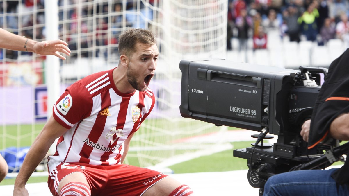 Valentín Vada celebra con rabia los goles en el Almería.