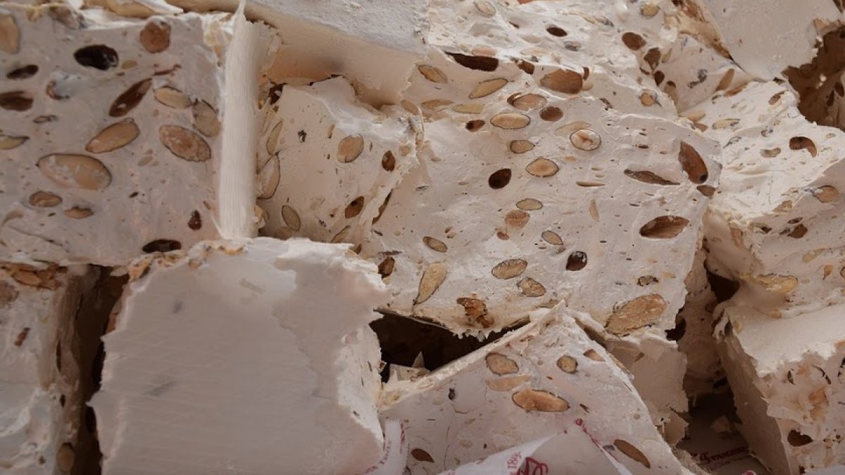 El turrón sin azúcar tiene sólo 54 calorías menos que un turrón tradicional.