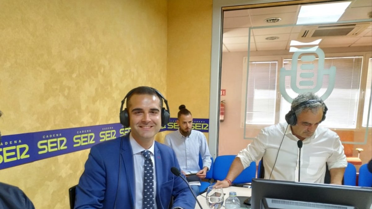 Imagen de archivo del alcalde en los estudios de la Cadena SER en Almería.