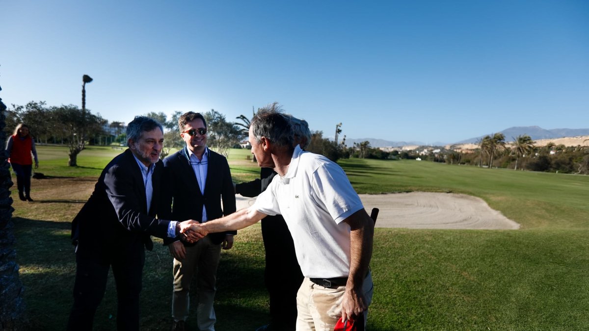 Alcalde y concejal saludan a uno de los golfistas participates en el Campeonato de España Senior.