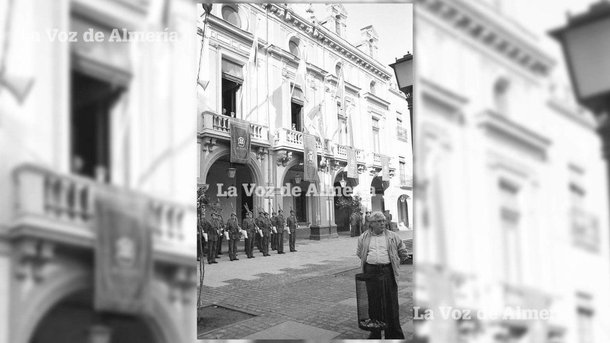 A finales de los años 80 la celebración del día de la Reconquista tocó fondo: menos soldados y menos participación popular alrededor del estandarte.