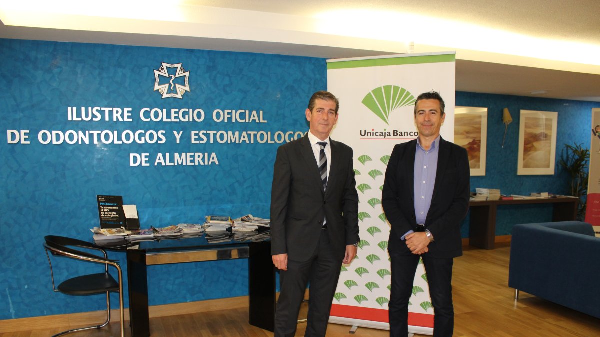 Francisco Pérez e Indalecio Segura, tras la firma. La voz