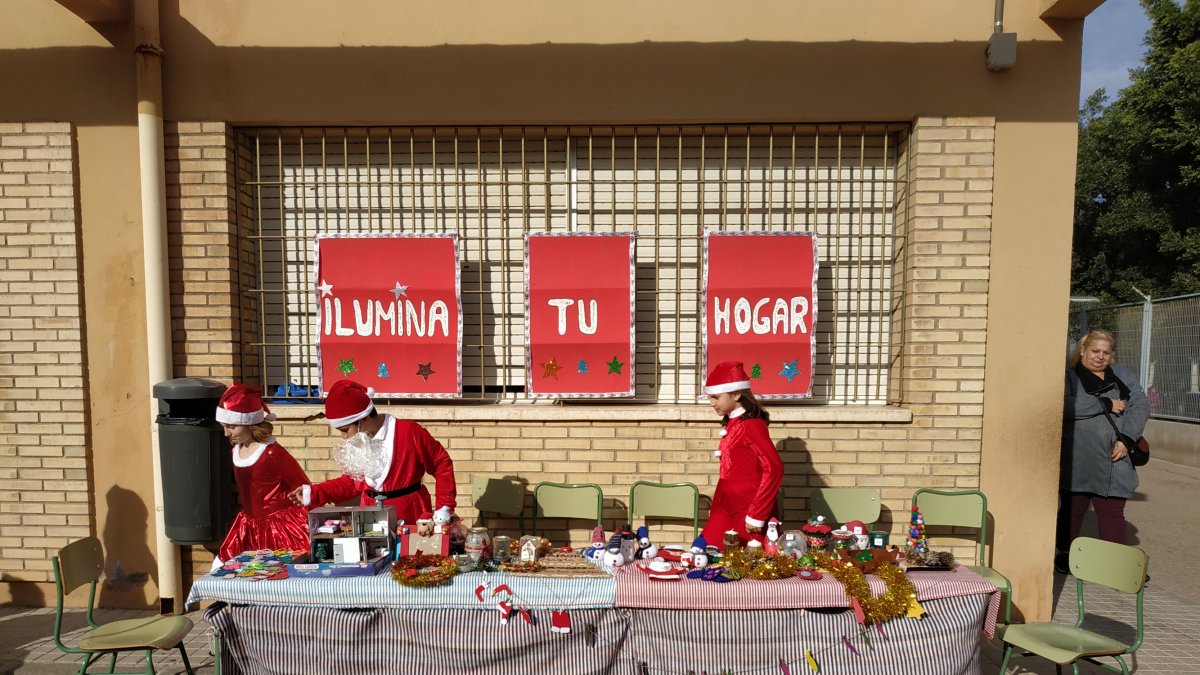 Mercadillo navideño solidario del colegio Virgen del Mar