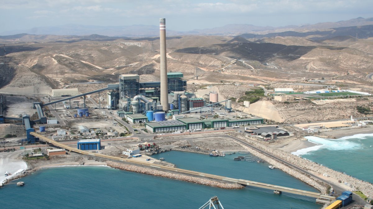 Vista panorámica de la central térmica de Carboneras.