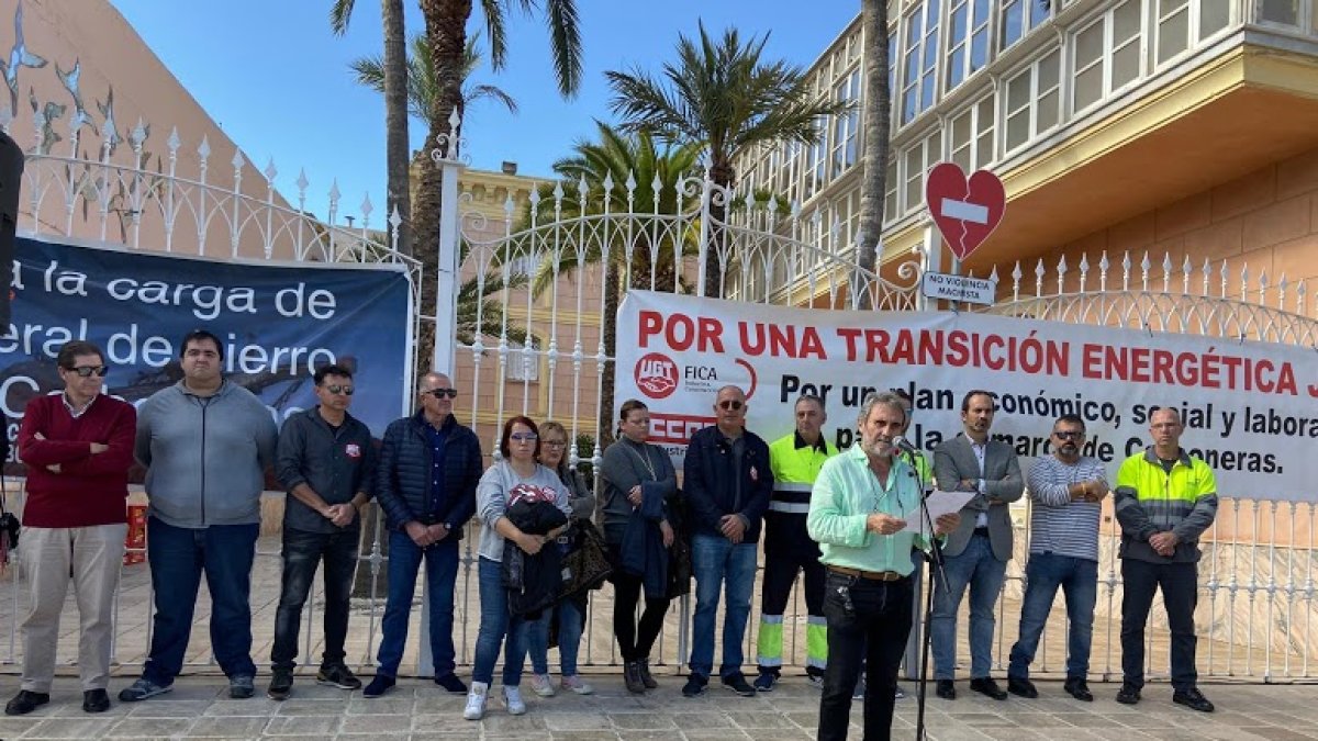 Manifestación en Carboneras contra el cierre de la central.