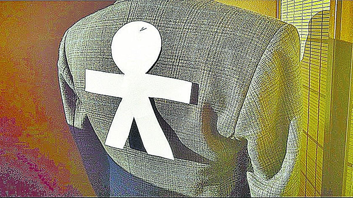Pegar muñecos de papel en la espalda de las personas es una práctica para destapar \