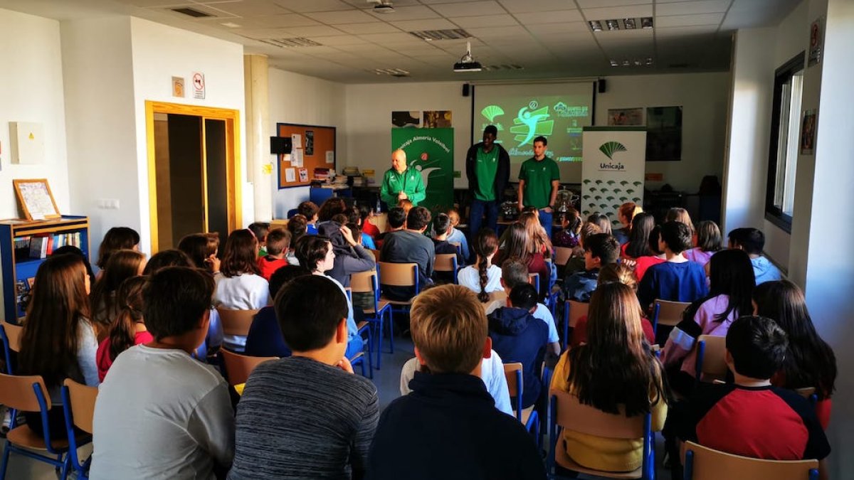Niños y niñas aprendiendo con Unicaja Costa de Almería.