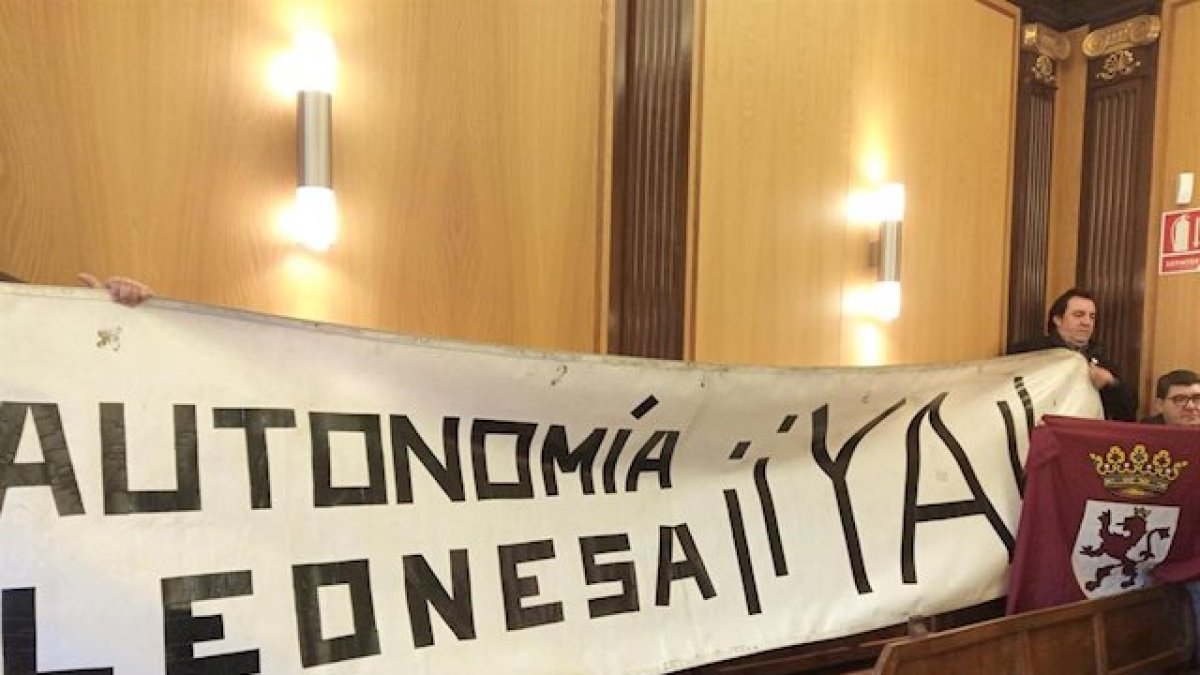 Pancarta desplegada e el pleno del Ayuntamiento de León en favor de la autonomía de la Región Leonesa.