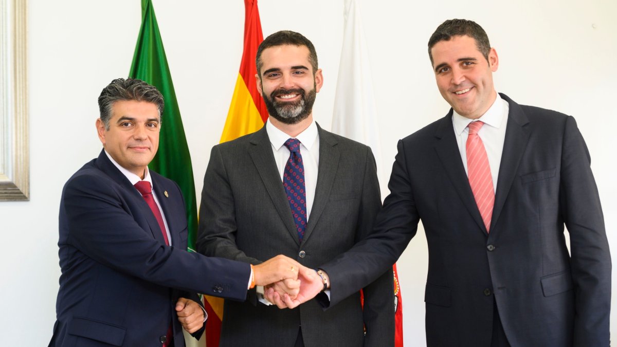 Cazorla, Fernández Pacheco y Alonso escenifican el acuerdo.