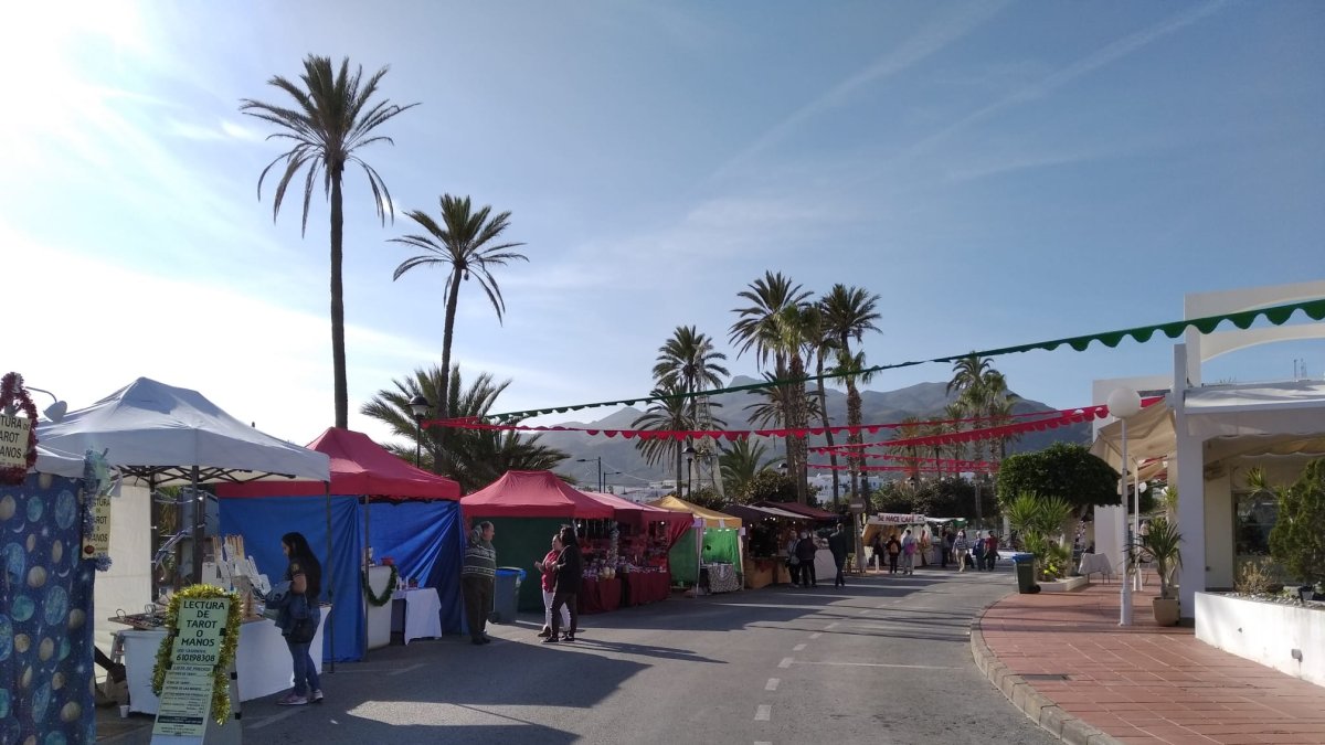 El mercadillo se sitúa en una zona especialmente concurrida y bullente de Mojácar: el Parque Comercial.