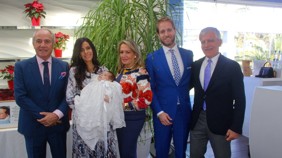 Manuel Gómez-Ángulo Bourjeili, en brazos de su madre, junto a su padre y sus abuelos paternos y materno.