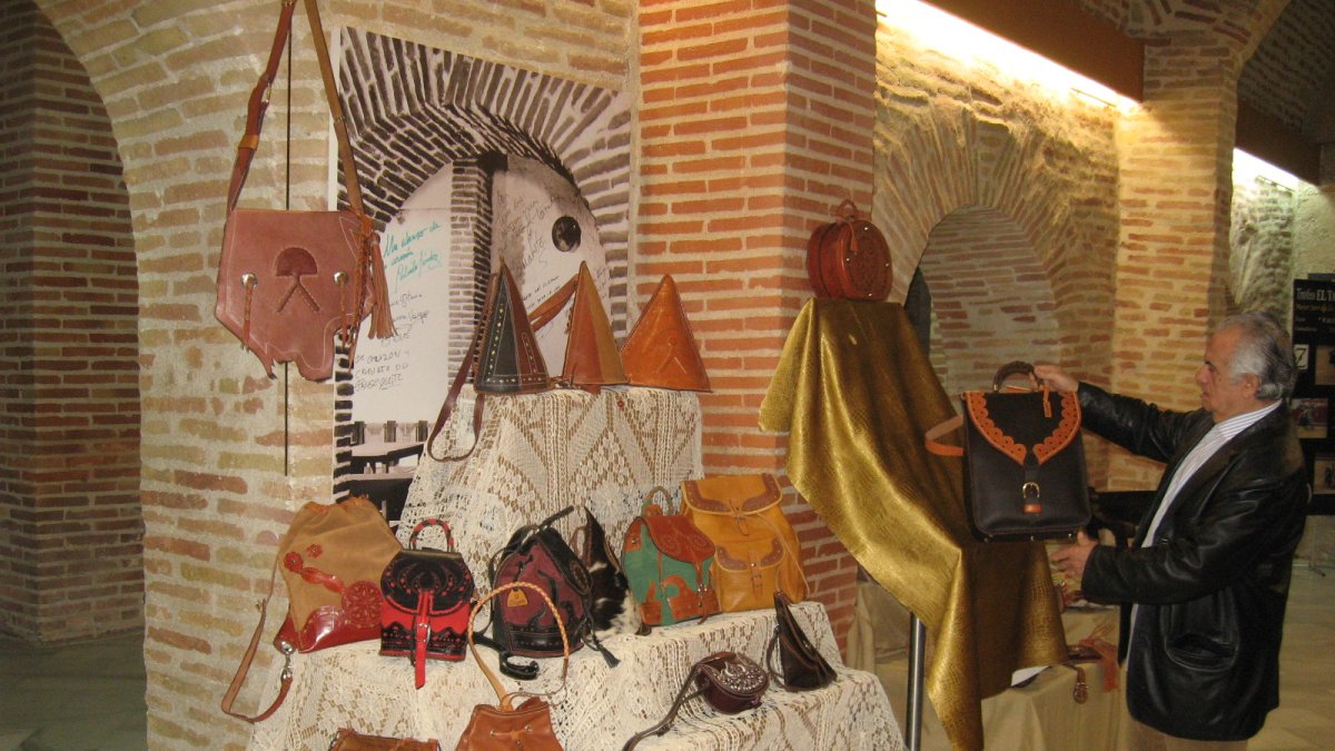 Bolsos y mochilas de la exposición.