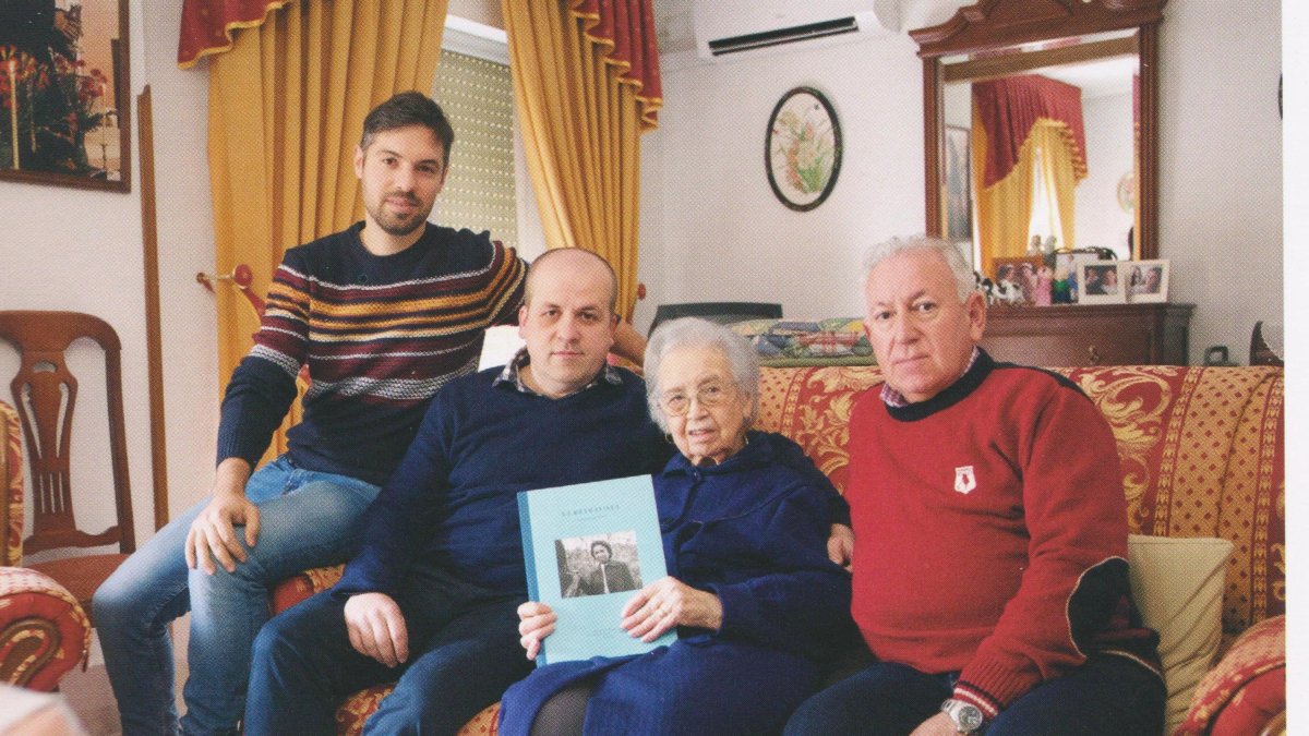 La protagonista con los autores del libro.