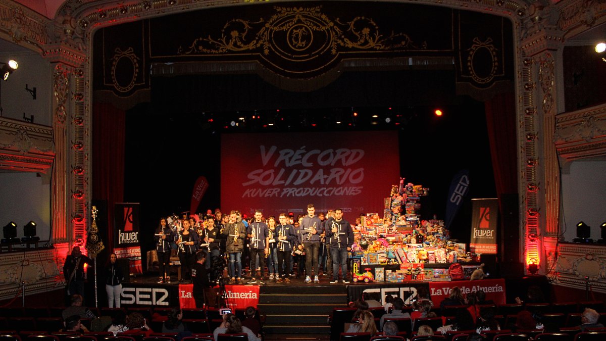 La Agrupación Musical Nuestra Señora del Mar llenó el Teatro Cervantes de la magia de la Navidad con sus villancicos.