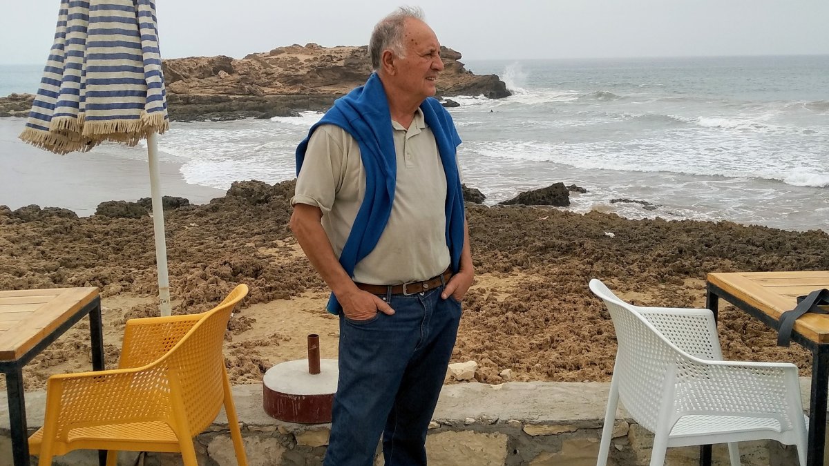 Donato Fernández posa en la playa.