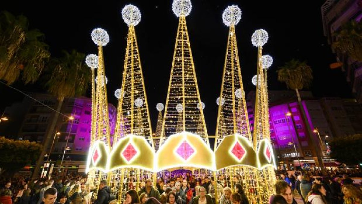 Imagen navideña de la Rambla de la capital, donde se ubican las coronas de los Reyes Magos.