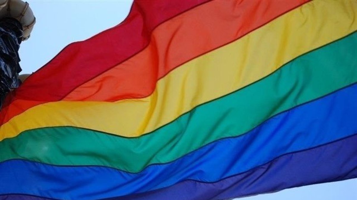 La bandera arco iris representa a la comunidad LGTBI.