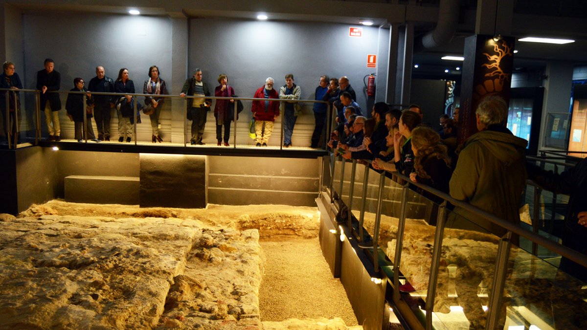 Visita a las murallas de la ciudad de Almería durante la jornada patrimonial.