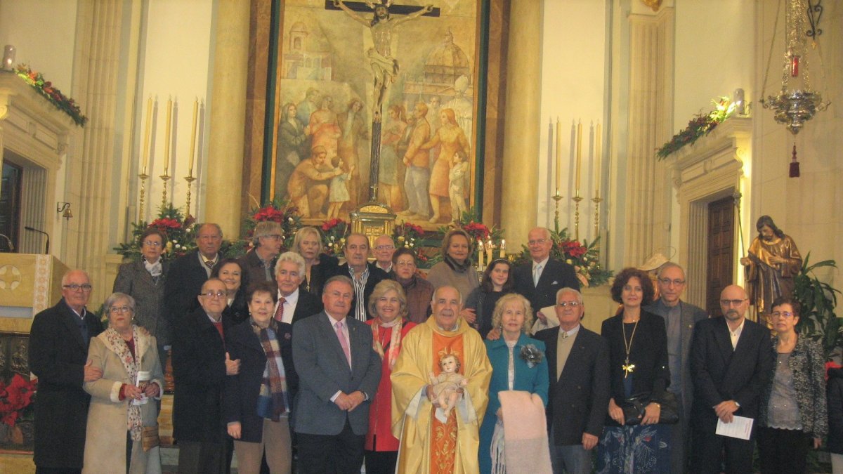 Foto de familia de los celebrantes en la iglesia de San Sebastián.