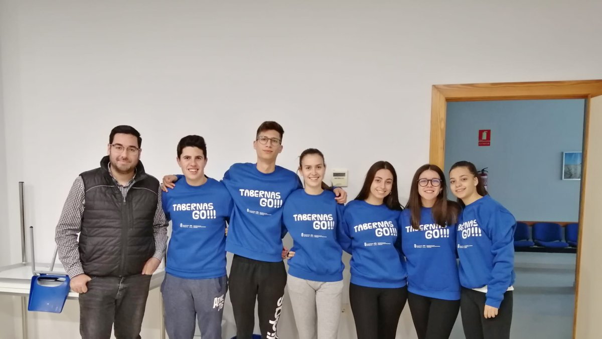 El alcalde junto a jóvenes participantes.