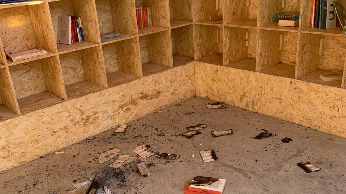 Estado de la biblioteca abierta de Adra y de los libros quemados.