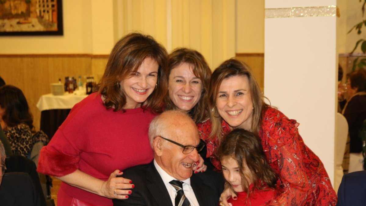 La familia de Gabriel celebró a su lado el reconocimiento y el nuevo cargo.