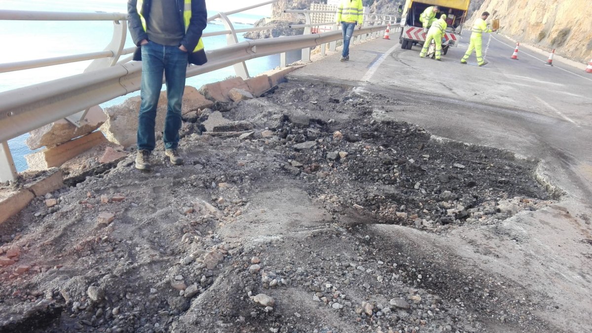 Los operarios se afanaban este martes en limpiar y arreglar los daños causados.