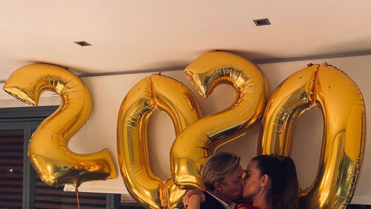 Guti y Romina felicitan el nuevo año.