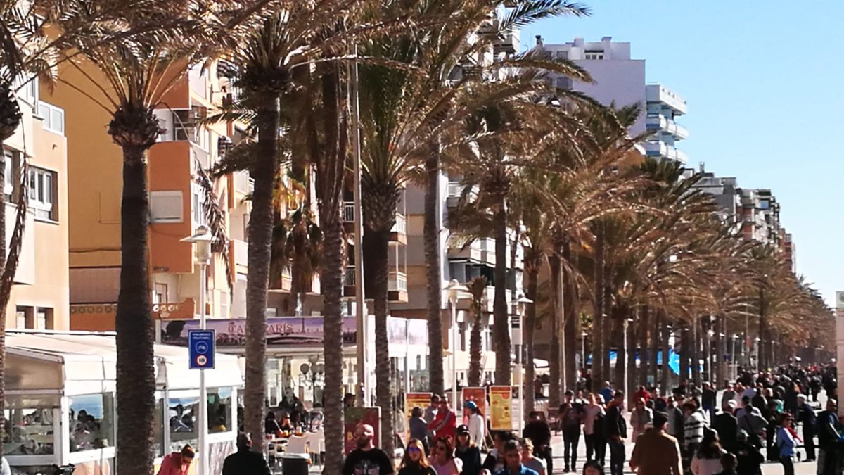 El Paseo Marítimo de la capital, lleno esta mañana.