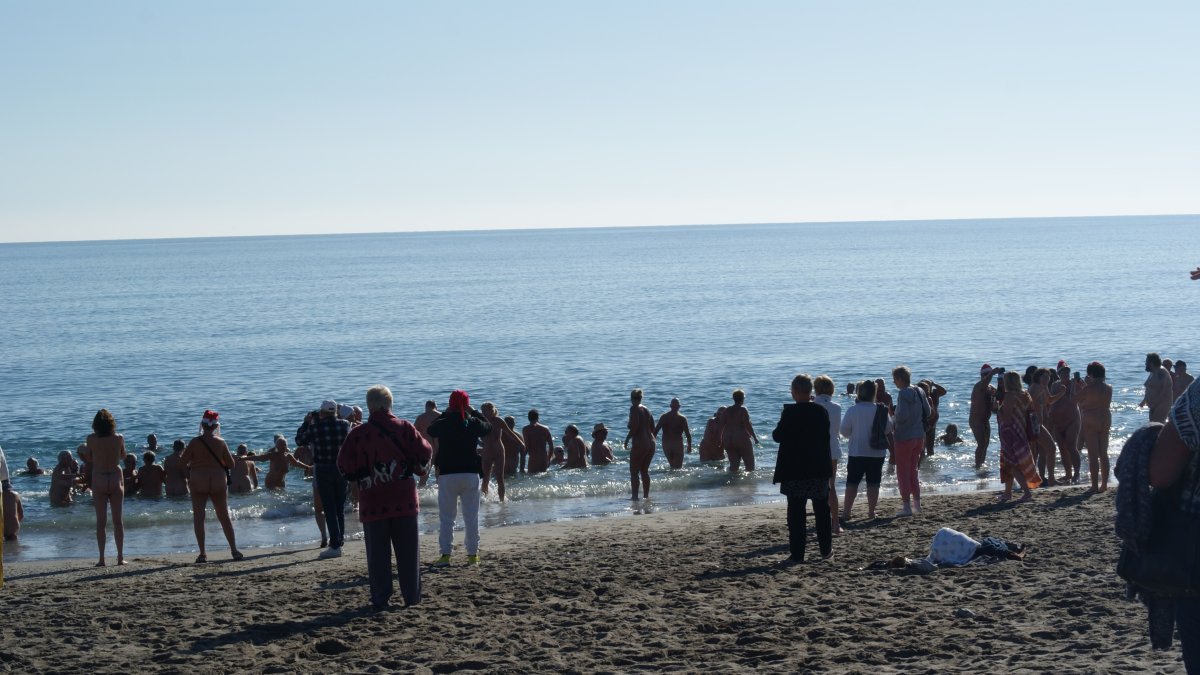 Más de 200 participantes han asistido a la convocatoria de la comunidad naturista de Vera Playa.