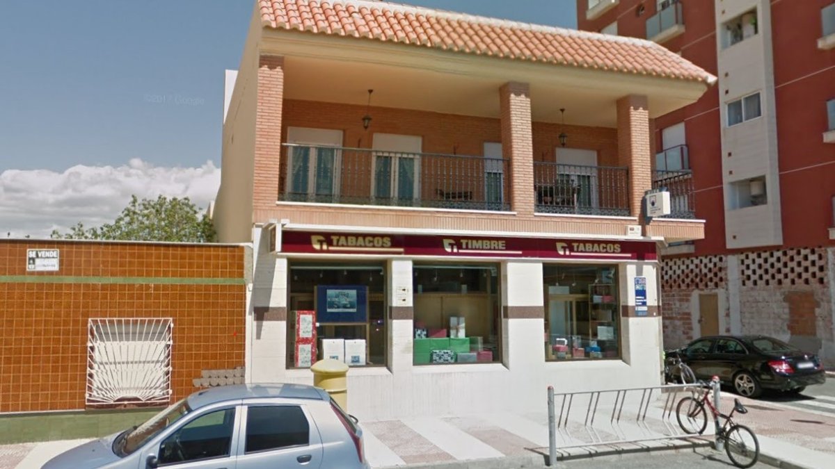 Exterior del estanco donde se ha validado el boleto acertante del Millón.