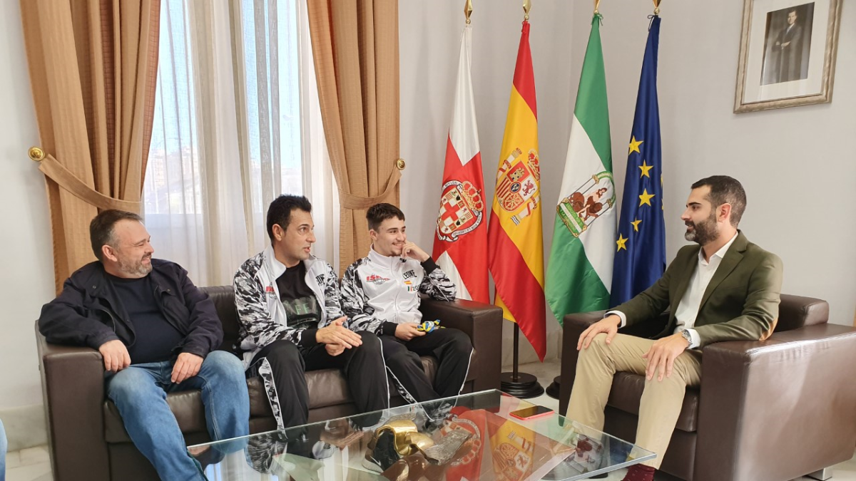 El joven campeón con el alcalde de la ciudad.