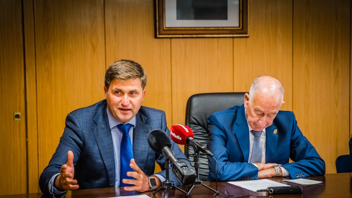 El concejal de Empleo y fondos europeos, junto al alcalde, durante la presentación del inicio del proyecto.