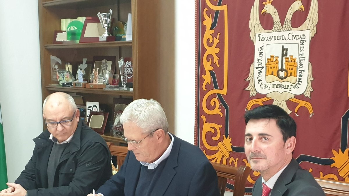 Firma del convenio en el ayuntamiento de Vera.
