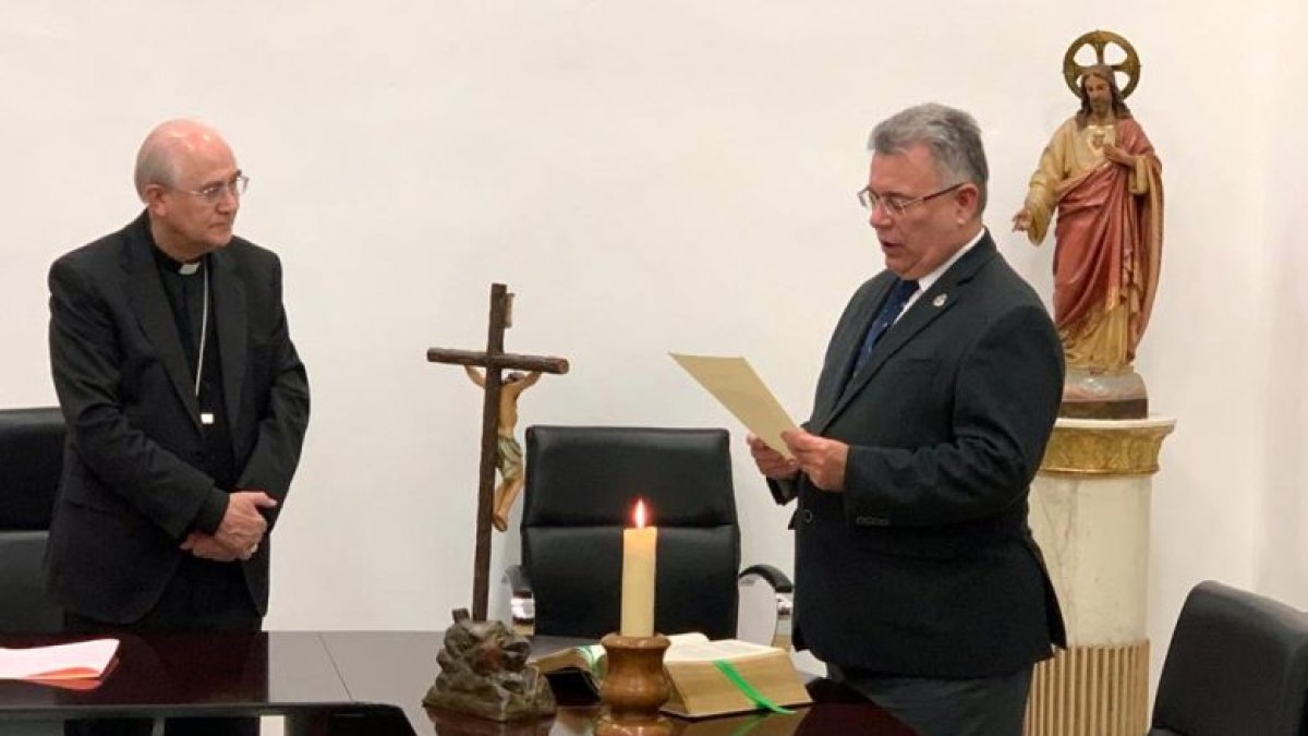 José Luis Cantón, jurando su cargo coom presidente de la junta gestora de la Hermandad de la Virgen del Mar.